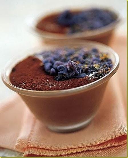 Mousse di cioccolato allo zenzero con violette candite