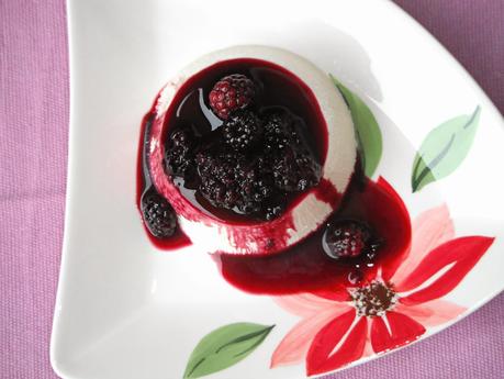 Candida panna cotta al cioccolato bianco e cocco con salsa di more