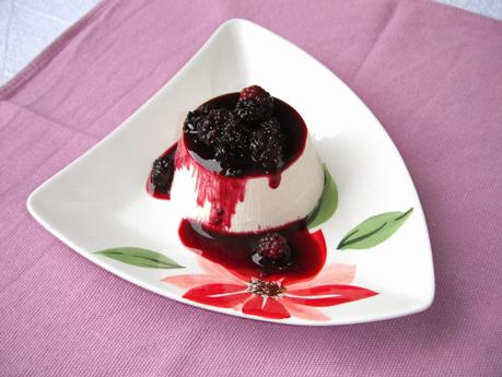 Candida panna cotta al cioccolato bianco e cocco con salsa di more