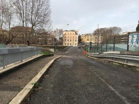 I murales di Wiliam Kentridge starebbero meglio in periferia? La cosa triste è che il Lungotevere all'altezza di Ponte Margherita e Ponte Nenni periferia lo è a pieno titolo