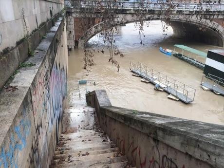 I murales di Wiliam Kentridge starebbero meglio in periferia? La cosa triste è che il Lungotevere all'altezza di Ponte Margherita e Ponte Nenni periferia lo è a pieno titolo