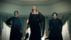 American Horror Story Coven, le streghe secondo Ryan Murphy Jessica Lange, Angela Bassett e Kathy Bates in una locandina della serie tv