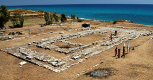 Il tempio di Kaulon a Monasterace, in provincia di Reggio Calabria (badolato.weboggi.it)