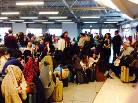 Ciampino l'aeroporto pollaio. Ai gate tra il carnaio delle persone riverse a terra e l'aria viziata di un padiglione temporaneo (da decenni)