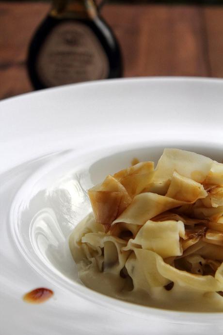 Nuvola di tagliatelle di mele  su letto di besciamella e aceto balsamico di mele e agrumi