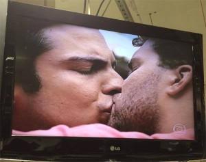 Bacio gay nella telenovela brasiliana Amor a vida