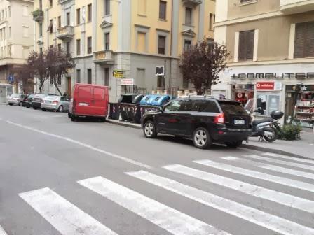 La nuova Via Albalonga si chiama Via Catanzaro. Doppie file e soste selvatiche e i cittadini ci chiedono visibilità. La diamo con piacere