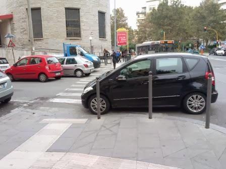 La nuova Via Albalonga si chiama Via Catanzaro. Doppie file e soste selvatiche e i cittadini ci chiedono visibilità. La diamo con piacere