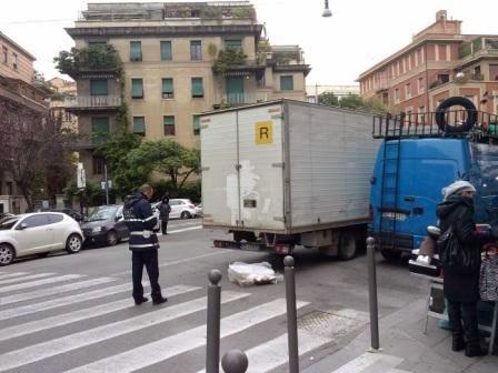 La nuova Via Albalonga si chiama Via Catanzaro. Doppie file e soste selvatiche e i cittadini ci chiedono visibilità. La diamo con piacere