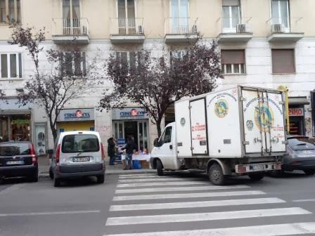 La nuova Via Albalonga si chiama Via Catanzaro. Doppie file e soste selvatiche e i cittadini ci chiedono visibilità. La diamo con piacere