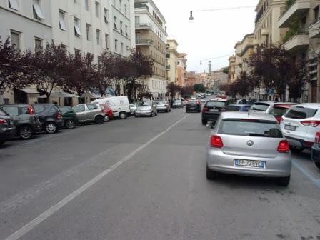 La nuova Via Albalonga si chiama Via Catanzaro. Doppie file e soste selvatiche e i cittadini ci chiedono visibilità. La diamo con piacere