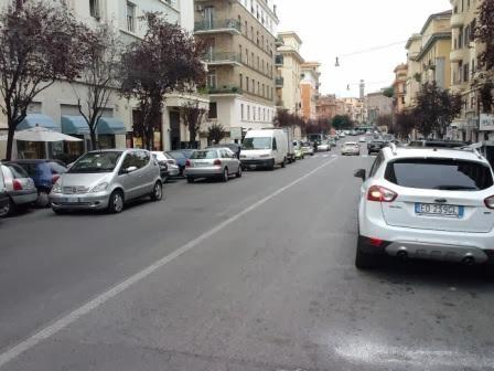 La nuova Via Albalonga si chiama Via Catanzaro. Doppie file e soste selvatiche e i cittadini ci chiedono visibilità. La diamo con piacere