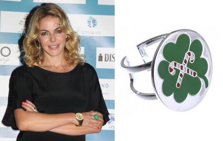 claudia gerini con anello lucky verde