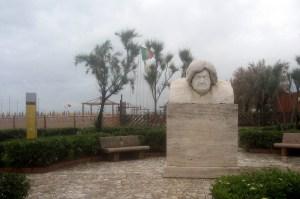 Viareggio - Monumento a Lorenzo Viani sul Lungomolo Corrado Del Greco