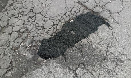 LE STRADE A ROMA LE RIPARANO COSI': UNA PECETTA E VIA! LAVORI FATTI CON I PIEDI, DA DITTE CHE ANDREBBERO RADIATE ALL'ISTANTE E MESSE IN CONDIZIONI DI NON NUOCERE IN OGNI ANGOLO DEL PIANETA