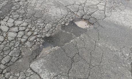 LE STRADE A ROMA LE RIPARANO COSI': UNA PECETTA E VIA! LAVORI FATTI CON I PIEDI, DA DITTE CHE ANDREBBERO RADIATE ALL'ISTANTE E MESSE IN CONDIZIONI DI NON NUOCERE IN OGNI ANGOLO DEL PIANETA