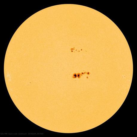 L'ultima immagine del Sole inviata dalla sonda SoHO. Il gruppo di macchie più grande, che attualmente si trova quasi al centro del disco solare è denominato AR1967, quello più in alto, di minore estensione è l'AR1968. Crediti: SoHO/HMI