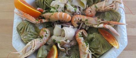 insalata di mare, carciofi e arancia