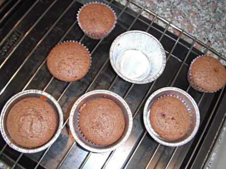 Muffins semplici al cioccolato fondente