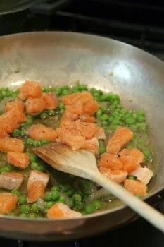 Tranci di salmone con scalogno e piselli