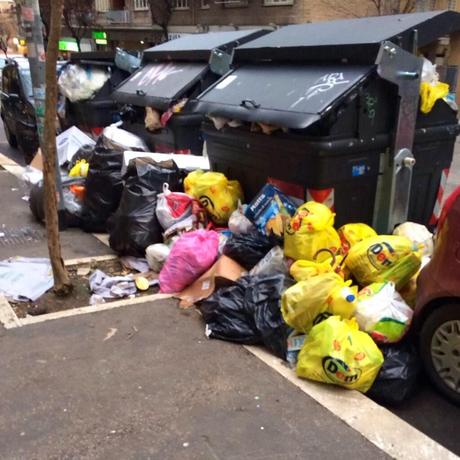 Colline di monnezza ovunque. Evidentemente il nuovo presidente di Ama Fortini sta toccando i primi nervi scoperti. Ed ecco, in queste foto, gli inequivocabili pizzini
