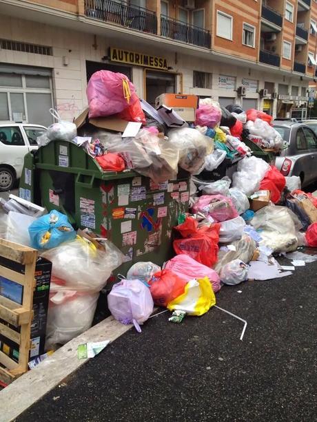 Colline di monnezza ovunque. Evidentemente il nuovo presidente di Ama Fortini sta toccando i primi nervi scoperti. Ed ecco, in queste foto, gli inequivocabili pizzini