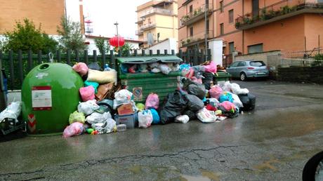 Colline di monnezza ovunque. Evidentemente il nuovo presidente di Ama Fortini sta toccando i primi nervi scoperti. Ed ecco, in queste foto, gli inequivocabili pizzini