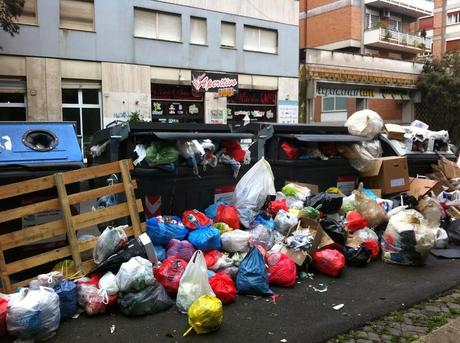 Colline di monnezza ovunque. Evidentemente il nuovo presidente di Ama Fortini sta toccando i primi nervi scoperti. Ed ecco, in queste foto, gli inequivocabili pizzini