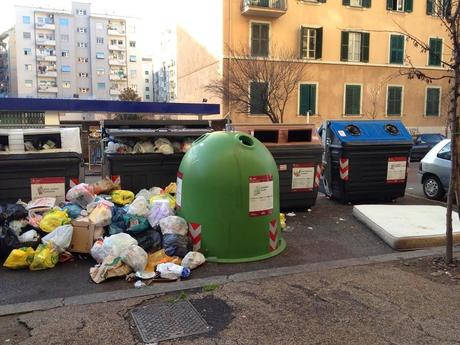 Colline di monnezza ovunque. Evidentemente il nuovo presidente di Ama Fortini sta toccando i primi nervi scoperti. Ed ecco, in queste foto, gli inequivocabili pizzini