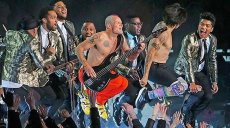 Red Hot Chili Peppers - Suonano al Super Bowl in playback, e la rete insorge