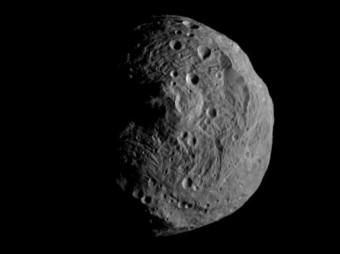 Vesta ripreso dalla sonda Dawn (NASA/JPL-Caltech/UCLA/MPS/DLR/IDA)
