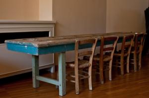 sala mostre - dettaglio tavolo mensa asilo © Stefania Monsini