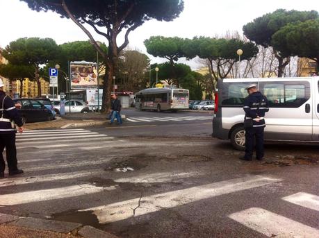 I falsi lavori per riparare le buche. Ecco nuove foto ed ecco il vero motivo perché lo scandalo non cambierà mai