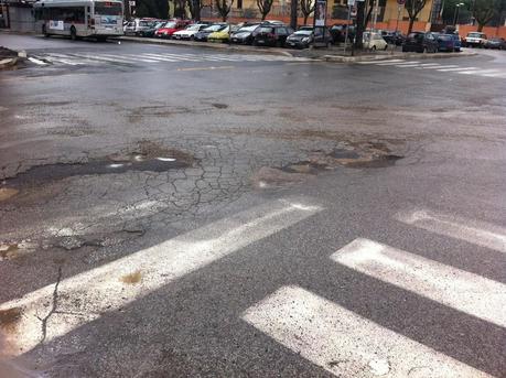 I falsi lavori per riparare le buche. Ecco nuove foto ed ecco il vero motivo perché lo scandalo non cambierà mai