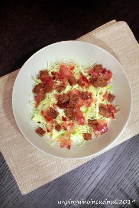 Insalata di cavolo cappuccio, mela verde e speck con dadini di pane di segale