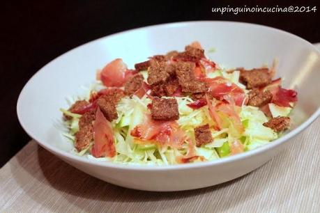 Insalata di cavolo cappuccio, mela verde e speck con dadini di pane di segale