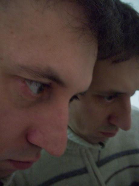 Foto che ritrae il mio profilo accanto a uno specchio che mostra l'altro lato del viso