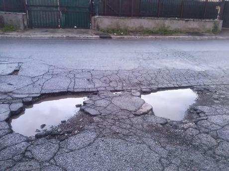 LE IMPRESSIONANTI FOTO DELLA NUOVA BUCOPOLI! ROMA RIDOTTA A UNA GRUVIERA, E ANCORA INSISTIAMO AD APPALTARE I LAVORI A DITTE CHE LAVORANO CON I PIEDI...