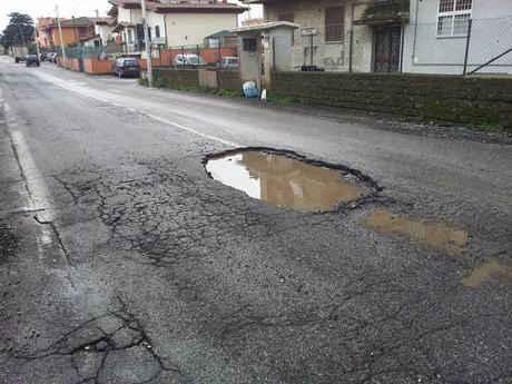 LE IMPRESSIONANTI FOTO DELLA NUOVA BUCOPOLI! ROMA RIDOTTA A UNA GRUVIERA, E ANCORA INSISTIAMO AD APPALTARE I LAVORI A DITTE CHE LAVORANO CON I PIEDI...