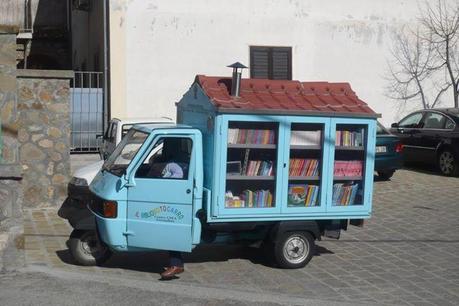 Il bibliomotocarro. Libri su tre ruote.