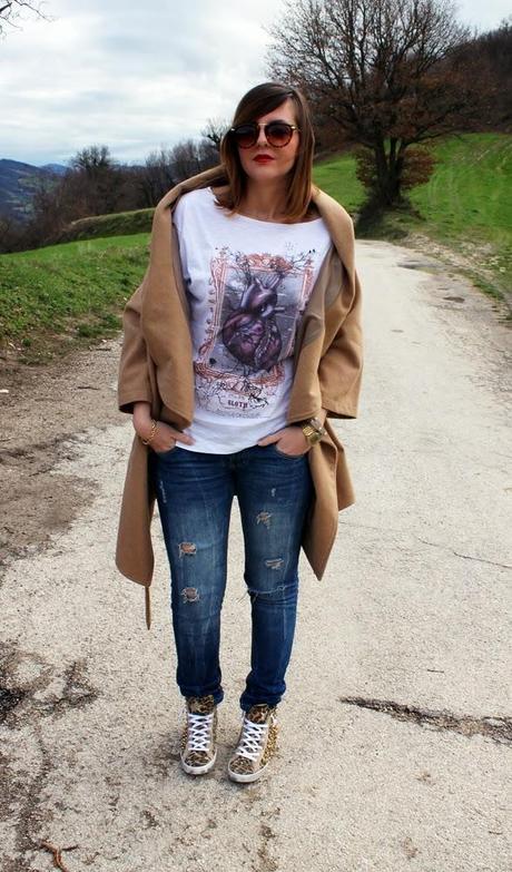 Outfit: Cappotto beige, jeans e t-shirt Coffe&Bacon