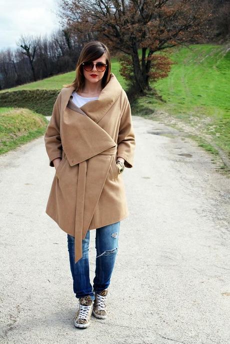 Outfit: Cappotto beige, jeans e t-shirt Coffe&Bacon