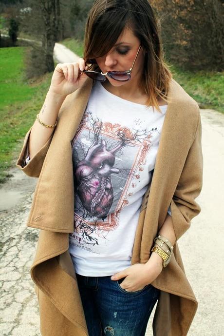 Outfit: Cappotto beige, jeans e t-shirt Coffe&Bacon