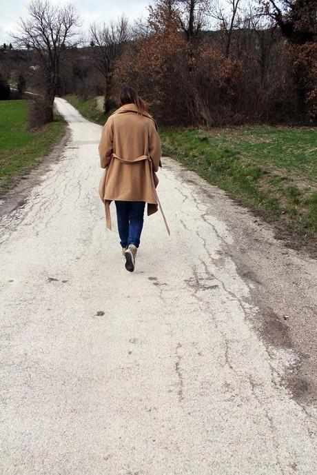 Outfit: Cappotto beige, jeans e t-shirt Coffe&Bacon