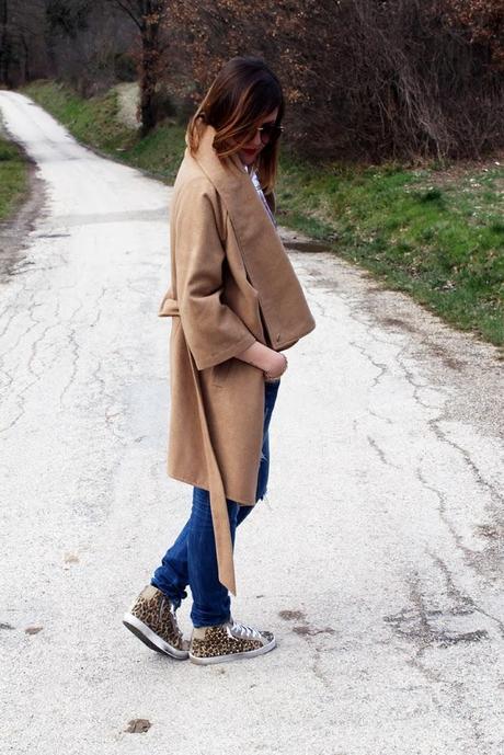 Outfit: Cappotto beige, jeans e t-shirt Coffe&Bacon