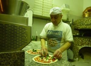 Un pizzaiolo di Brandi all'opera
