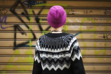 Smilingischic, fashion blog, Outfit, dettaglio occhiali, ZeroUV,  Cross my heart hope to die stick a needle in my eyes, dettaglio cappello cuffia fucsia, Cos, 