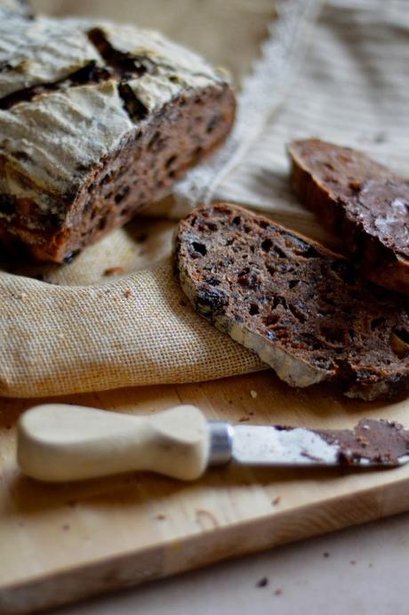 Pane con cioccolato e uvetta