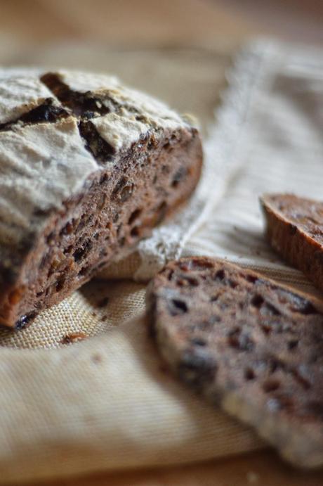 Pane con cioccolato e uvetta