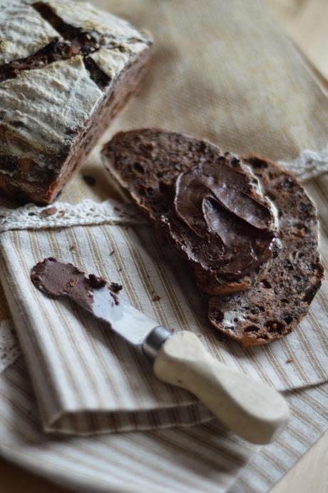 Pane con cioccolato e uvetta